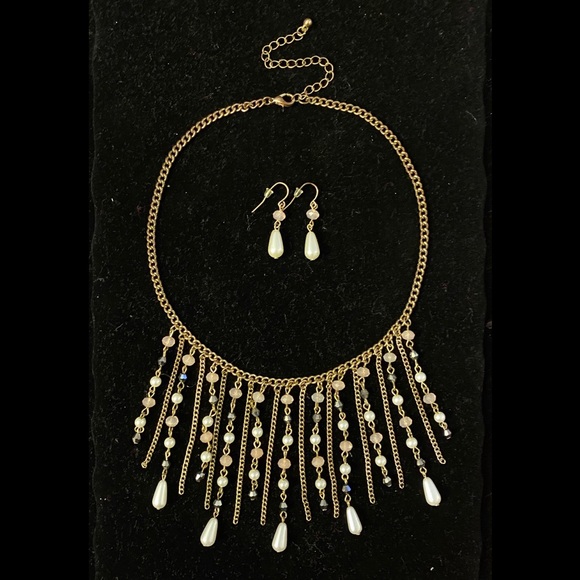 Beautiful Necklace and Earrings Set - Picture 3 of 3